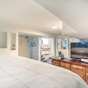 Steps To Park And Restaurants! Apartment