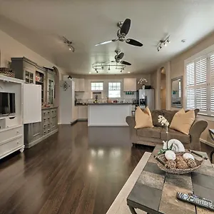 Hawaiian Hideaway With Yard Less Than 2 Miles To Bay! Holiday home